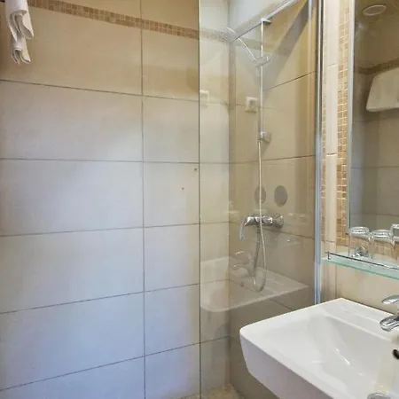 فندق Corvin غيولا